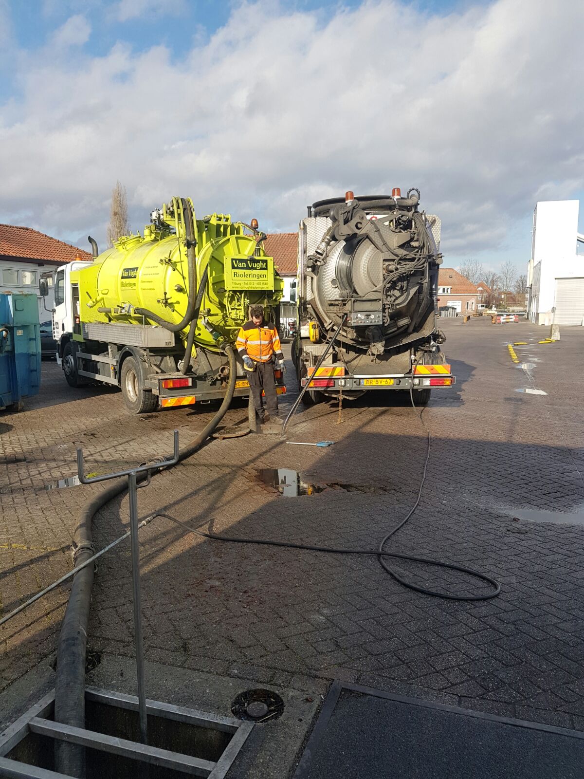 Riool reinigen combivrachtwagen